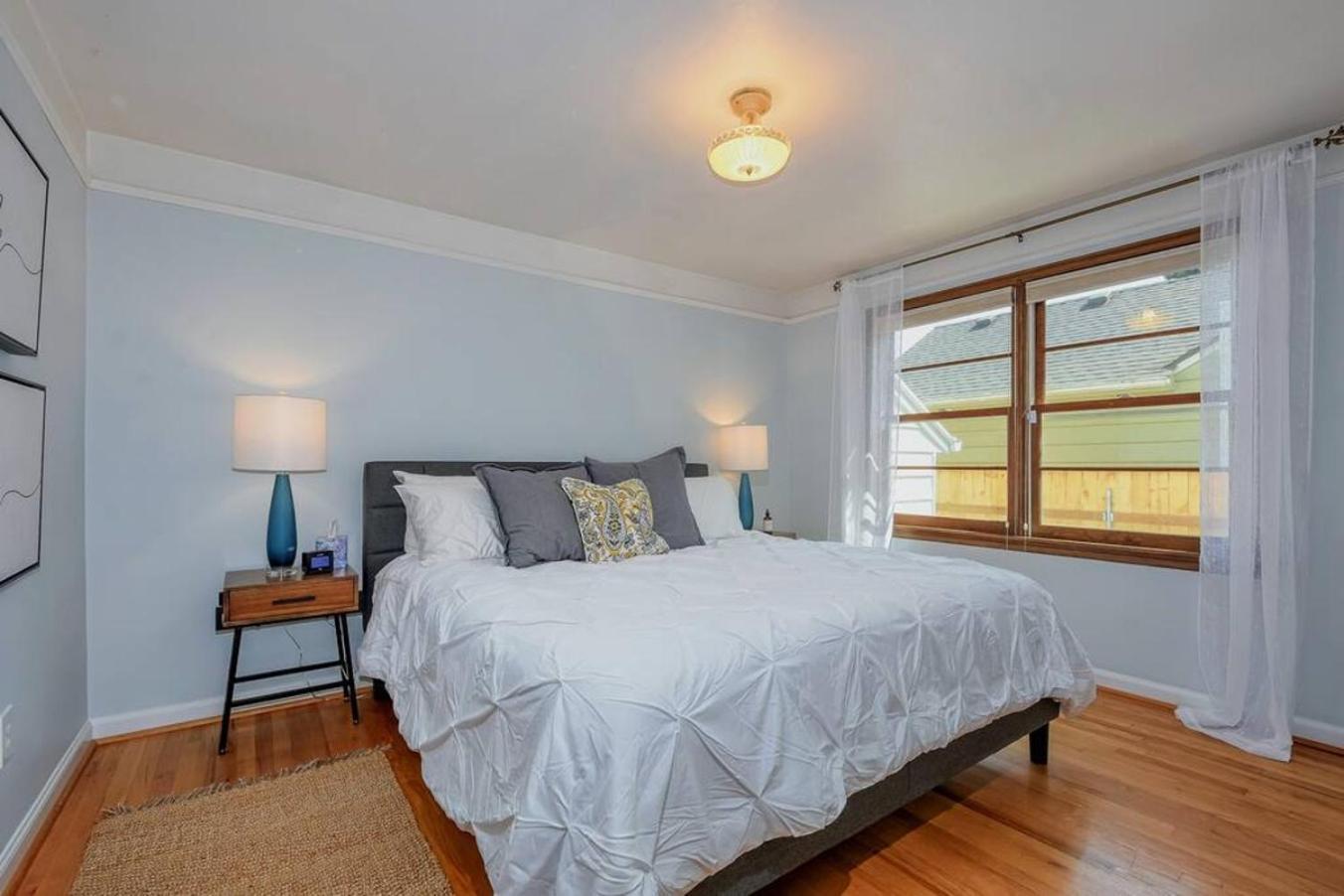 Style Meets Comfort In Beautiful Design Vancouver Exterior foto